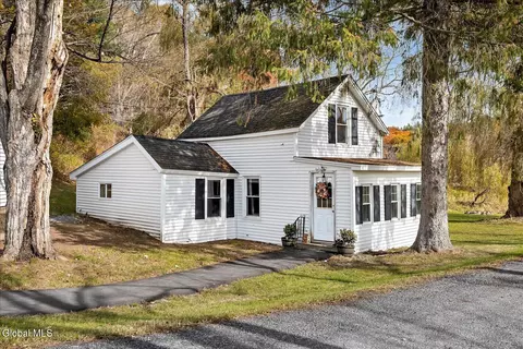 4 Moore Rd, East Greenbush, NY 12061