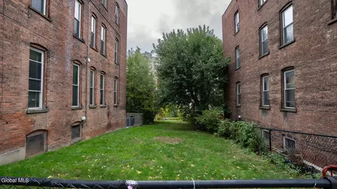 91 9th St, Troy, NY 12180