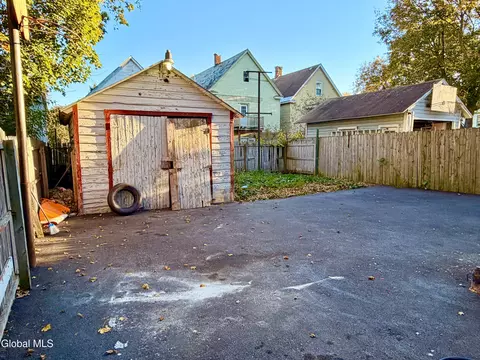 Exterior - 517 Summit Ave, Schenectady, NY 12307 photo 2 of 2