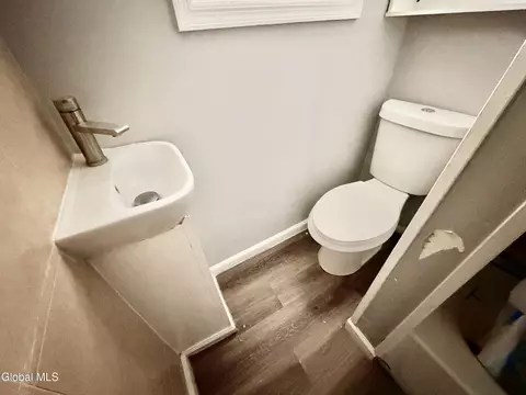 Bath - 517 Summit Ave, Schenectady, NY 12307 photo 2 of 3