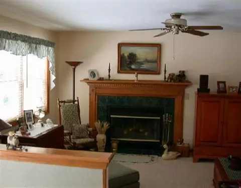 46 Henderson Rd, Glenmont, NY 12077 photo 3