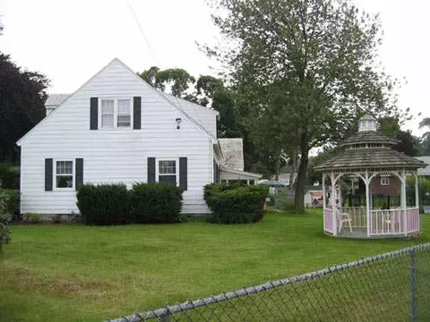 1 Miles Standish Rd, Schenectady, NY 12306 photo 2
