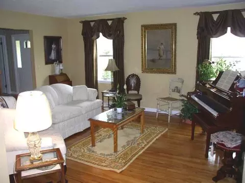 45 W Bayberry Rd, Glenmont, NY 12077 photo 3