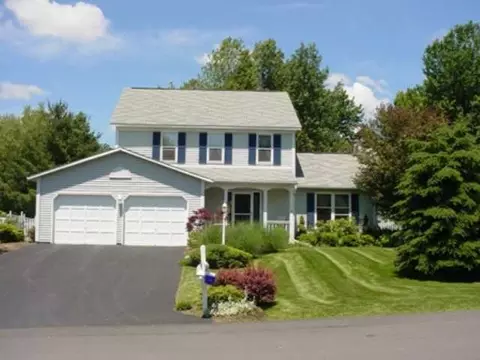 12 Lighthouse Dr, Halfmoon, NY 12188 photo 2
