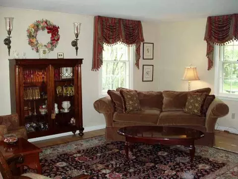 6 Olde Coach Rd, Glenmont, NY 12077 photo 4