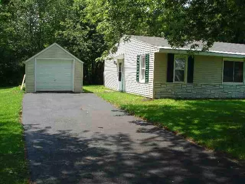 4 Alamo Ln, Schenectady, NY 12304 photo 2