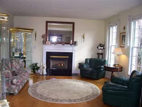 30 Duncan Phyfe Ln, Slingerlands, NY 12159 photo 2