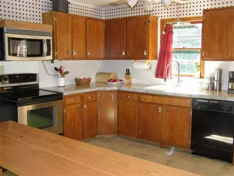 18 Beverly Dr, Albany, NY 12203 photo 3