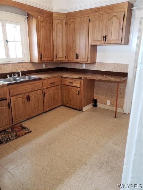 39 Cornwall Ave, Buffalo, NY 14215 photo 2