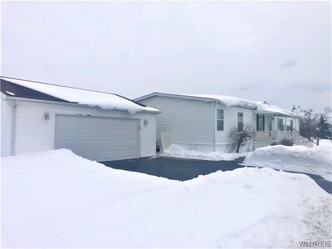 1338 Fernwood Dr, Lockport, NY 14094