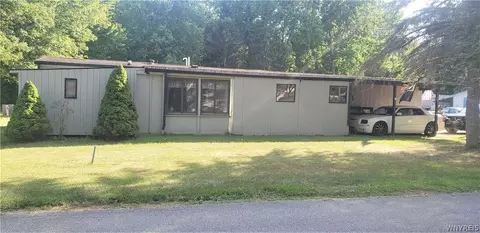 26 Pebbleridge Dr, Ridgeway, NY 14103