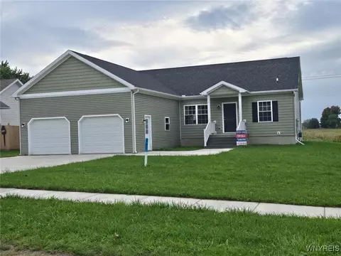 36 Fieldcrest Dr, Pembroke, NY 14036