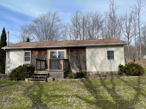8565 Versailles Rd, Evans, NY 14006