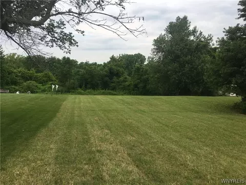 7685 Highland Dr, Royalton, NY 14067