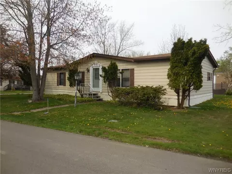 136 E Canyon Dr, Hamburg, NY 14075