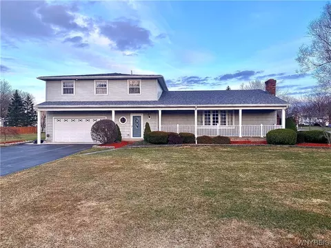 5709 Jennifer Dr W, Lockport, NY 14094