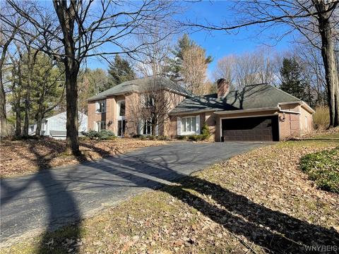 19 Swallow Ln, Orchard Park, NY 14127