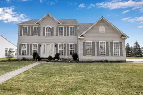 5660 Field Brook Dr, East Amherst, NY 14051