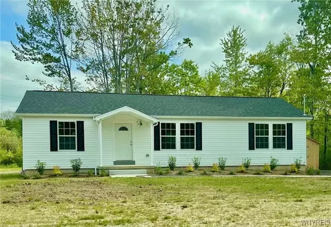 2 Rosalind Dr, Evans, NY 14006