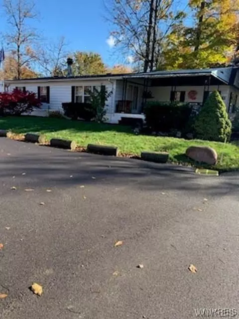 76 S Whispering Ln, Hamburg, NY 14075