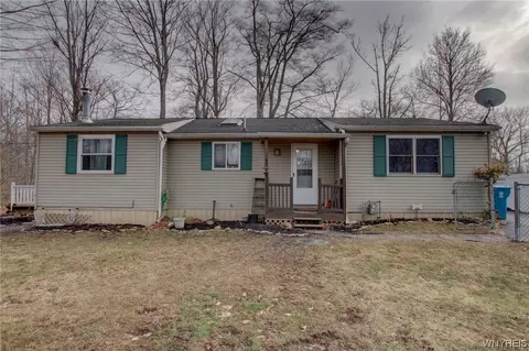 183 Reeves Rd, Evans, NY 14006