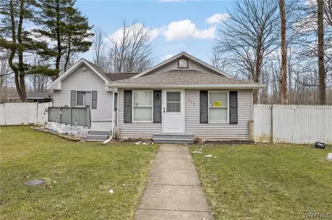535 Roanoke Ave, Evans, NY 14006