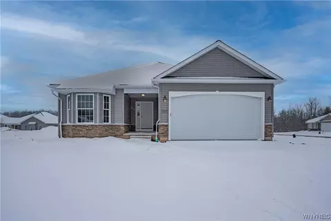 7272 Clark View Dr, Lockport, NY 14094