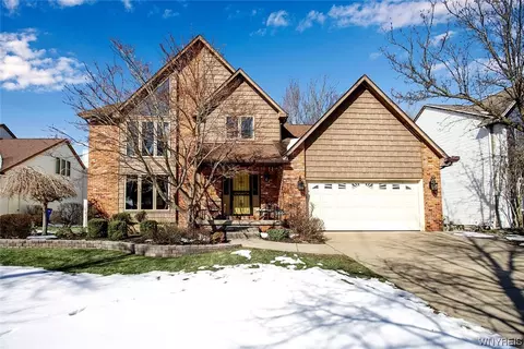160 Shellridge Dr, East Amherst, NY 14051