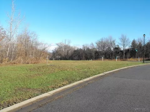 1015 Little Vista Dr, Lewiston, NY 14092