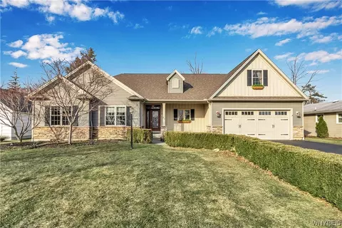 63 Sunset Dr, Wheatfield, NY 14304