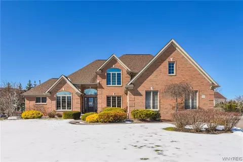 9082 Winding Creek Ln, Clarence Center, NY 14032