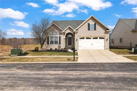 65 Greenside Dr, Grand Island, NY 14072