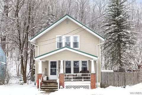 10659 Prospect St, Gowanda, NY 14070