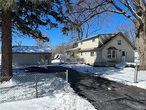 6626 Wellington Dr, Evans, NY 14047