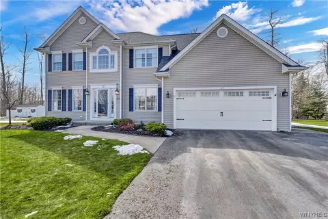 17 Buckingham Ct, Lancaster, NY 14086