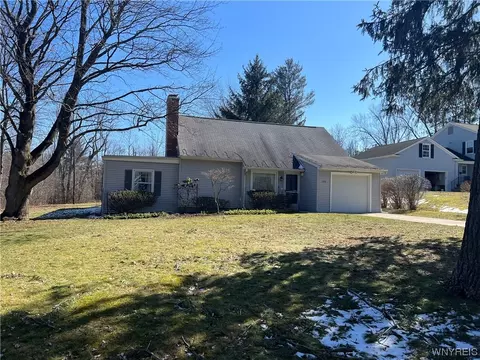 128 Glenridge Rd, Aurora, NY 14052