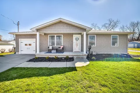 48 6th Ave, Lancaster, NY 14086