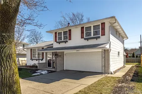 33 Hardt Ln, Amherst, NY 14226