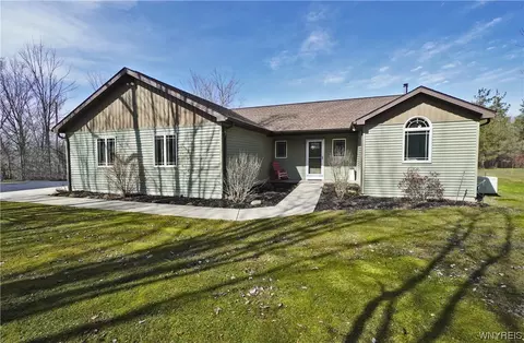 1432 Pontiac Rd, Evans, NY 14006