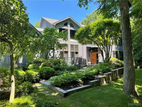21 Crag Burn Dr, East Aurora, NY 14052
