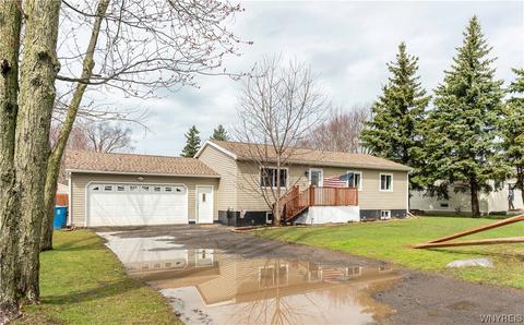 6652 Putnam Dr, Evans, NY 14047