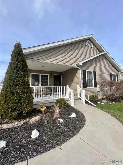 4742 Creekside Pkwy, Niagara, NY 14305