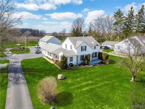 5948 Ward Rd, Sanborn, NY 14132