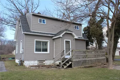 7420 Packard Rd, Niagara, NY 14304