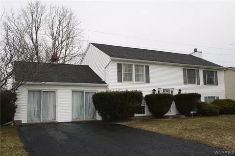 6623 Royal Pkwy N, Lockport, NY 14094