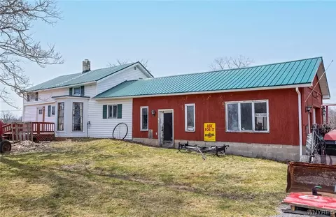 9662 Bernd Rd, Pavilion, NY 14525