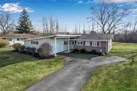 87 Steele Cir, Niagara, NY 14304