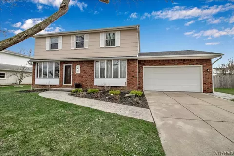8 Lakewood Dr, Orchard Park, NY 14127