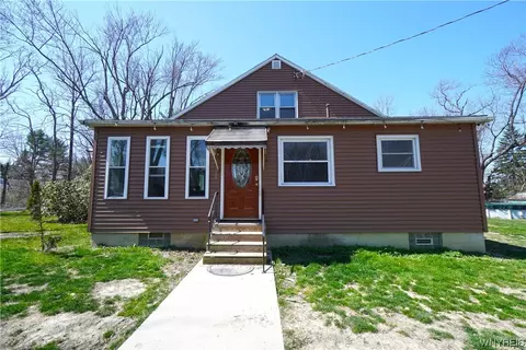 9736 Lake Shore Rd, Evans, NY 14006