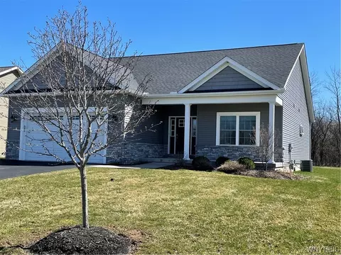 6425 Sherwood Dr, Lockport, NY 14094